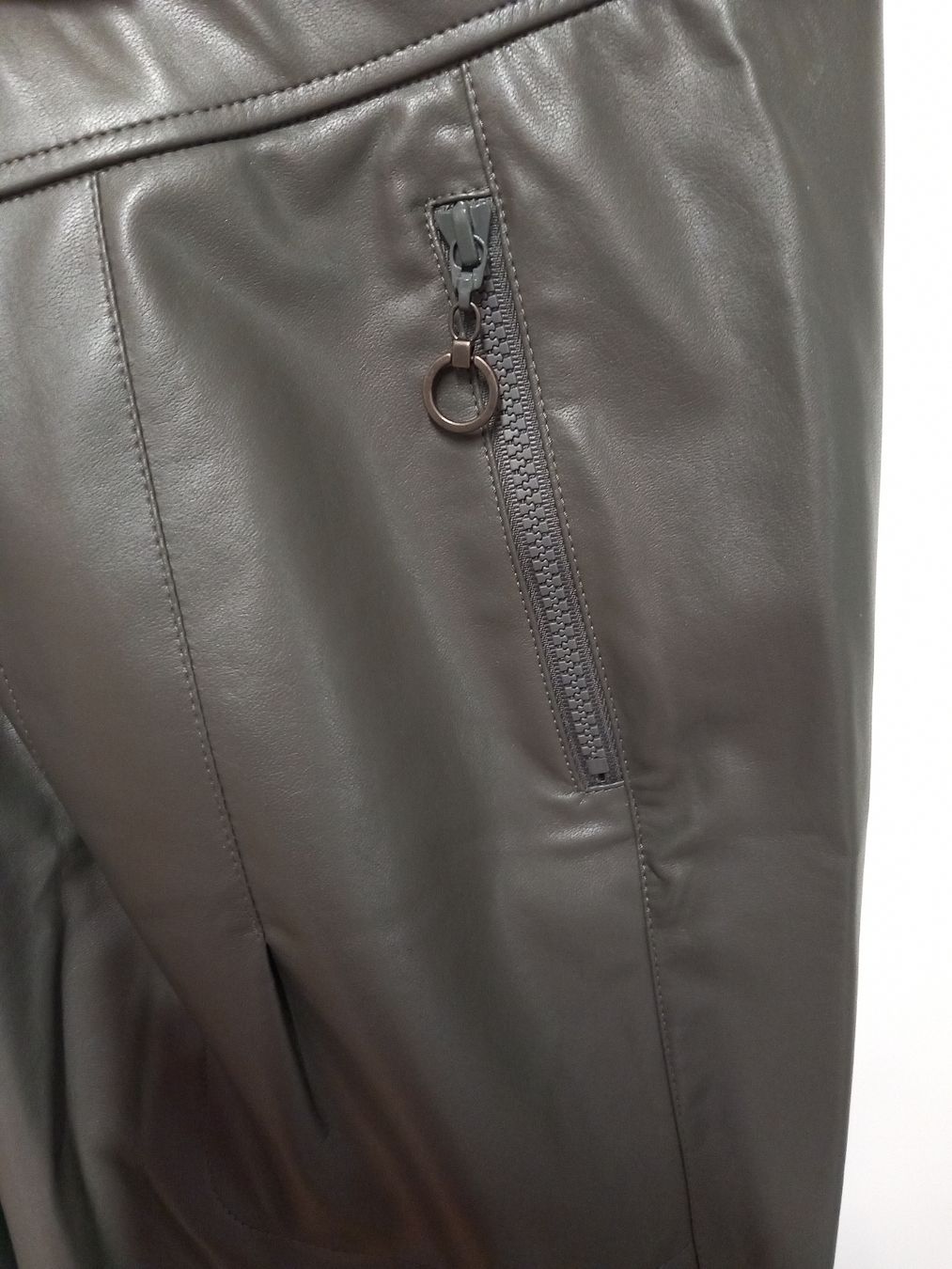 Raffaello Rossi Pantaloni: Raffaello Rossi Kunstlederhose "Candy Leather" Gr.44 oliv – Usato da Gwatt (Thun) venduto da umwelt-brocki 2