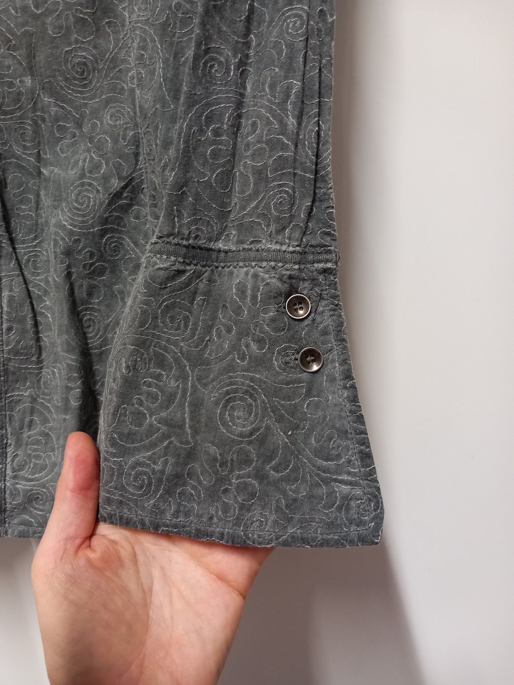 Nile Chemisiers: NILE Bluse Gr.M, Baumwolle, Muster gestickt, grau – D'occasion à Gwatt (Thun) par umwelt-brocki 5