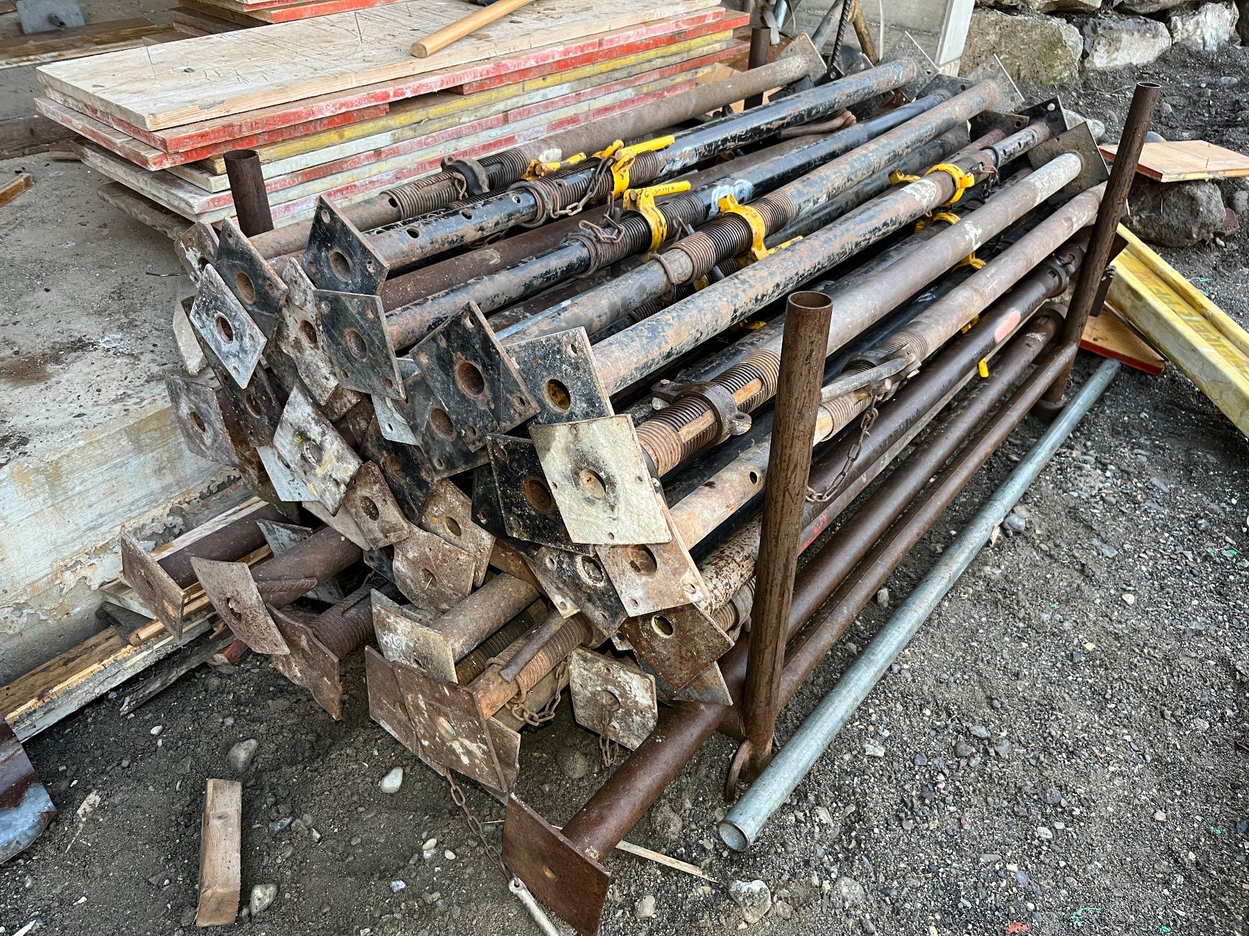 Ponteggi: Stüpper Deckenstütze zu vermieten – Usato da Belp venduto da machrismo24