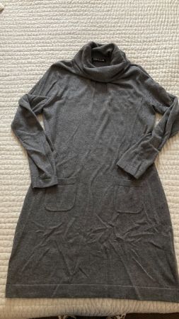 BETTY BARCLAY: graues Strickkleid mit 2 kleinen Taschen vorn