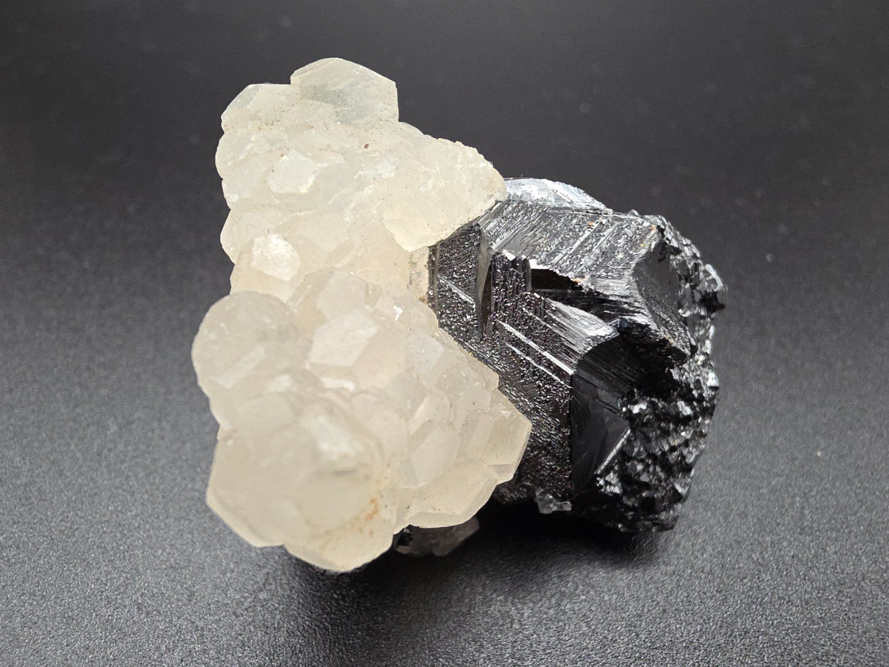 Minerali & Pietre curative: Calcite on sphalerite - Dalnegorsk mining district, Russia – Usato da Figino venduto da minshop