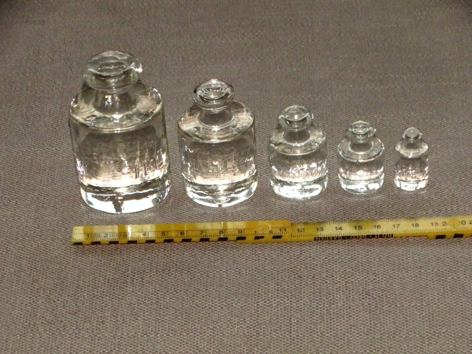 Bilance e pesi: Fünf Glasgewichte  Waage – Usato da Hirzel venduto da Musicman03