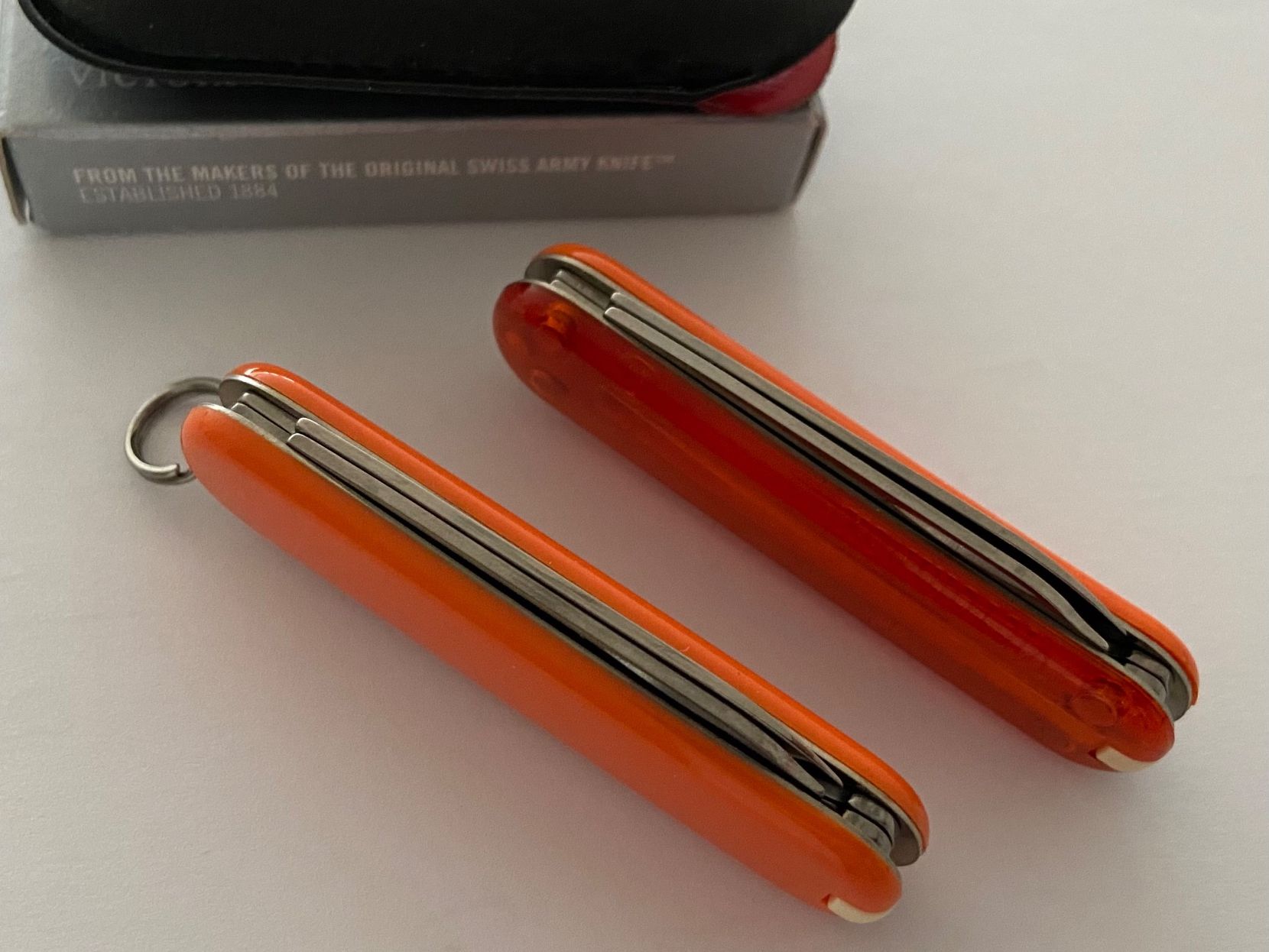 Victorinox Coltelli tascabile: Victorinox Classic Mango u Mango/Orange transp Mini Couteau – Nuovo e nell'imballaggio originale da Zürich venduto da ArizonaNevada 1