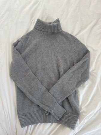 Aritzia sweater 