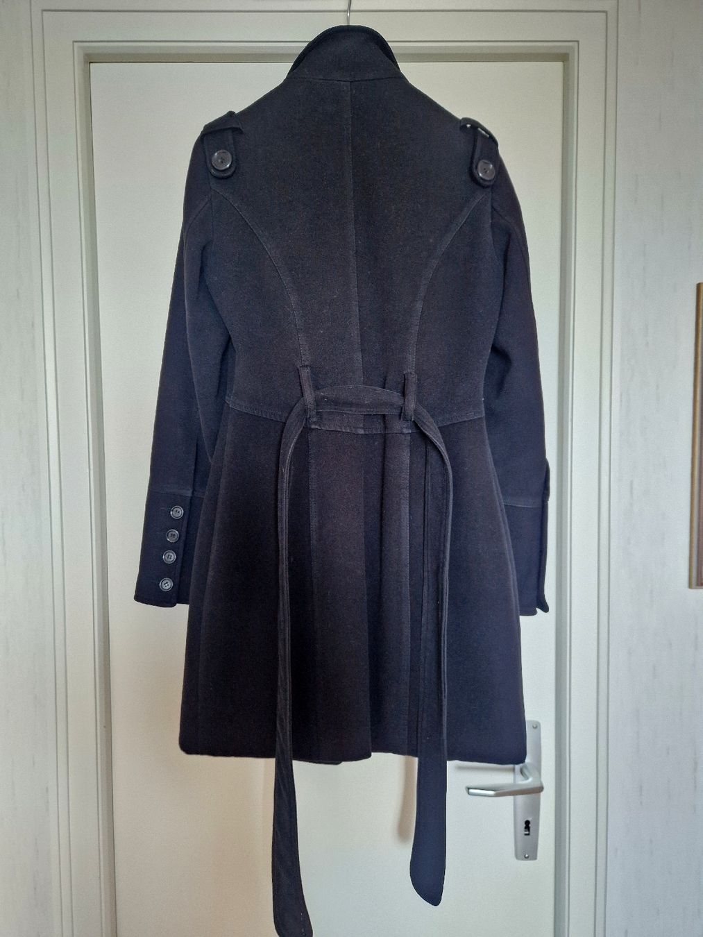 Cappotti: Black coat size S/M – Usato da Lausanne venduto da Issss 3