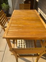 Garten Tisch und drei Stühle