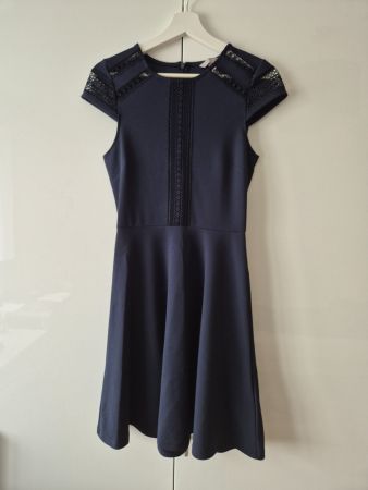 dunkelblaues Kleid
