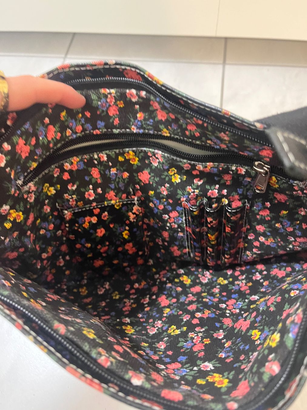Sacs femmes: Sophie Umhängetasche – D'occasion à Andwil SG par sas_m9tn 1