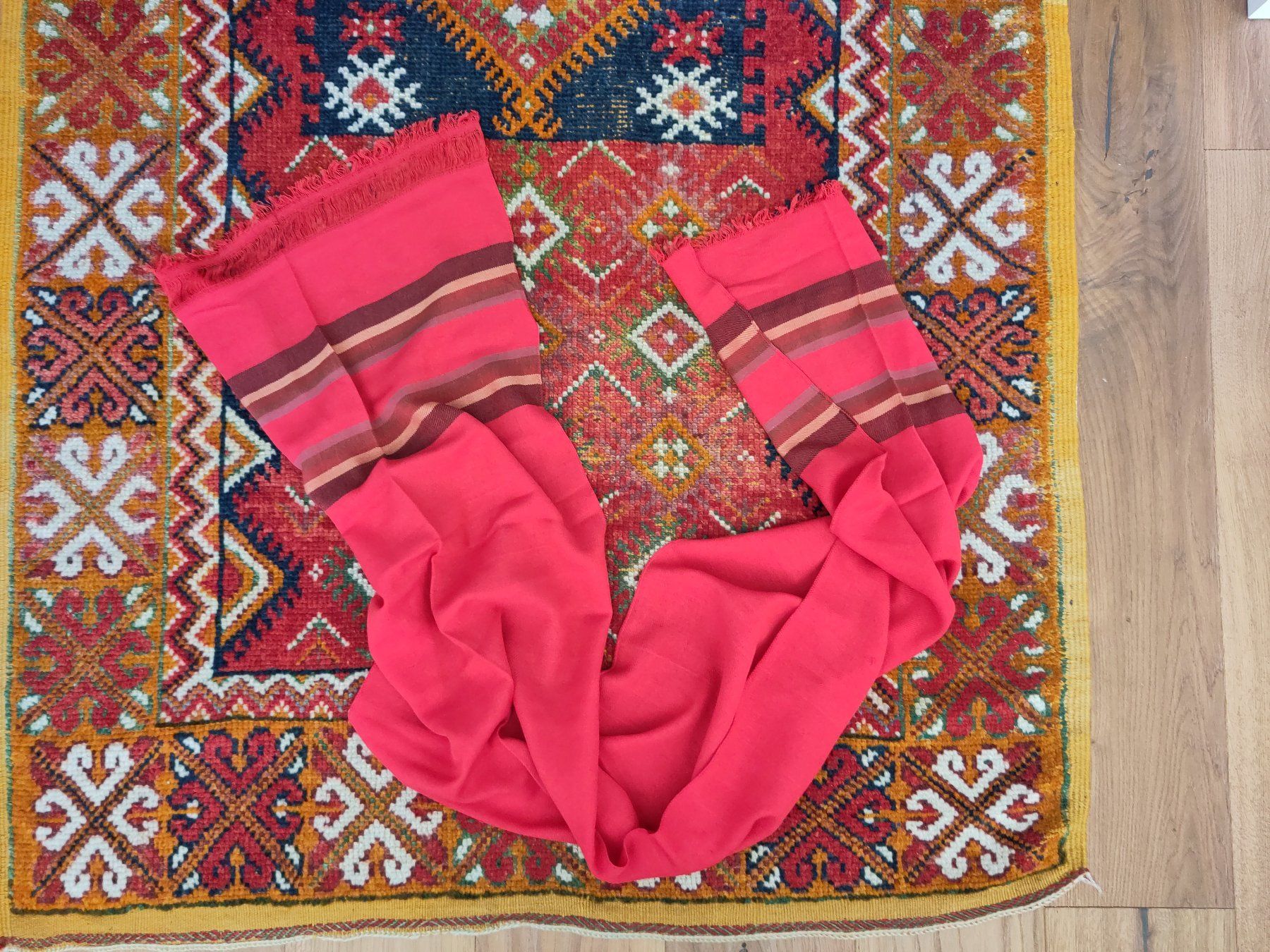Foulard & Sciarpe: roter Schal – Nuovo (secondo la descrizione) da Winterthur venduto da Kikoroto 1