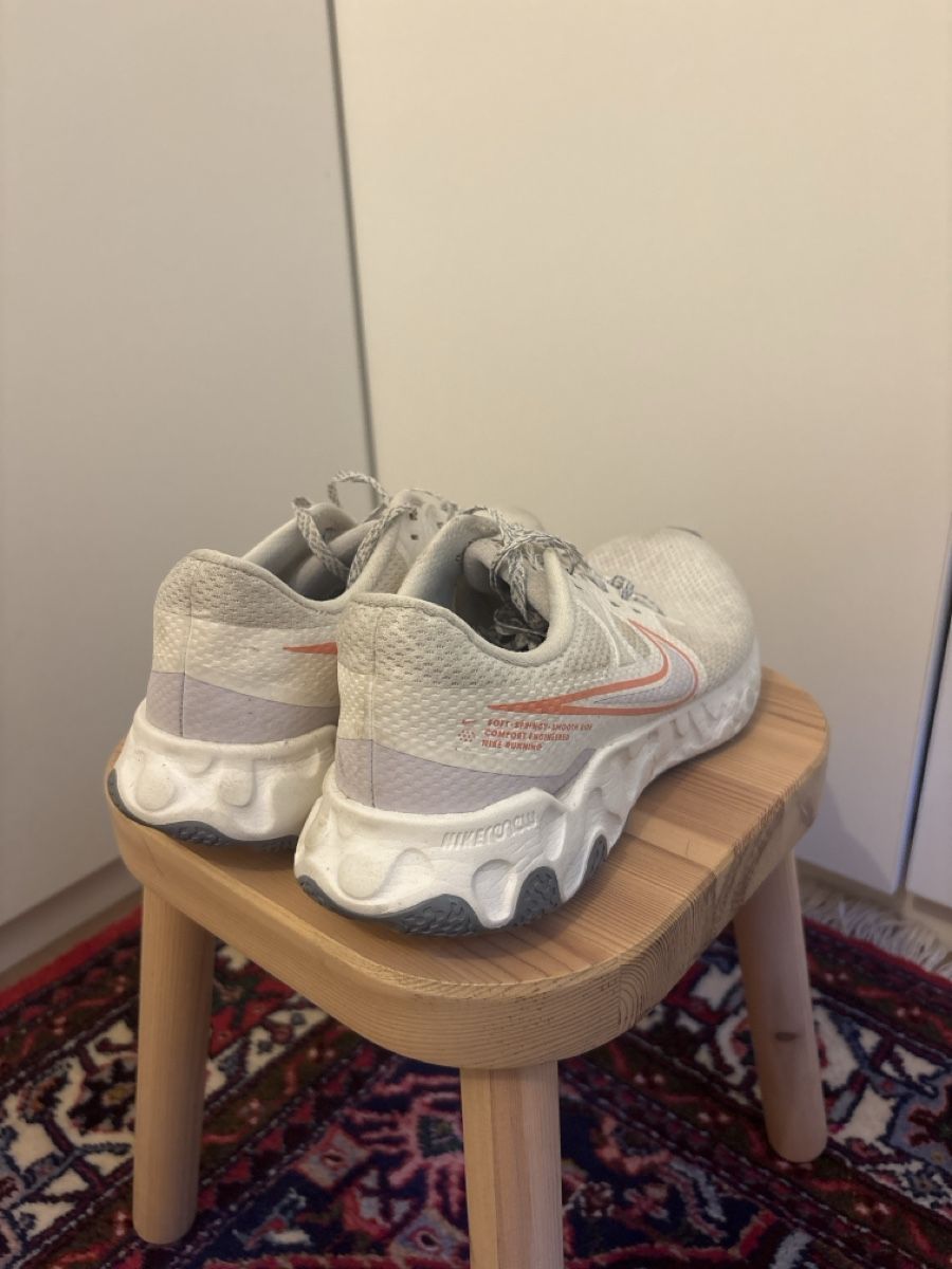 Nike Scarpe da donna: Chaussures de course Nike  – Usato da Pully venduto da miss3shai 2