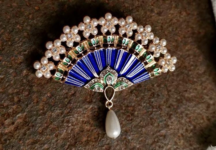 Spille & Fermagli: Blue fan brooch/pin with pearl – Nuovo (secondo la descrizione) da Genève venduto da Ballpencase