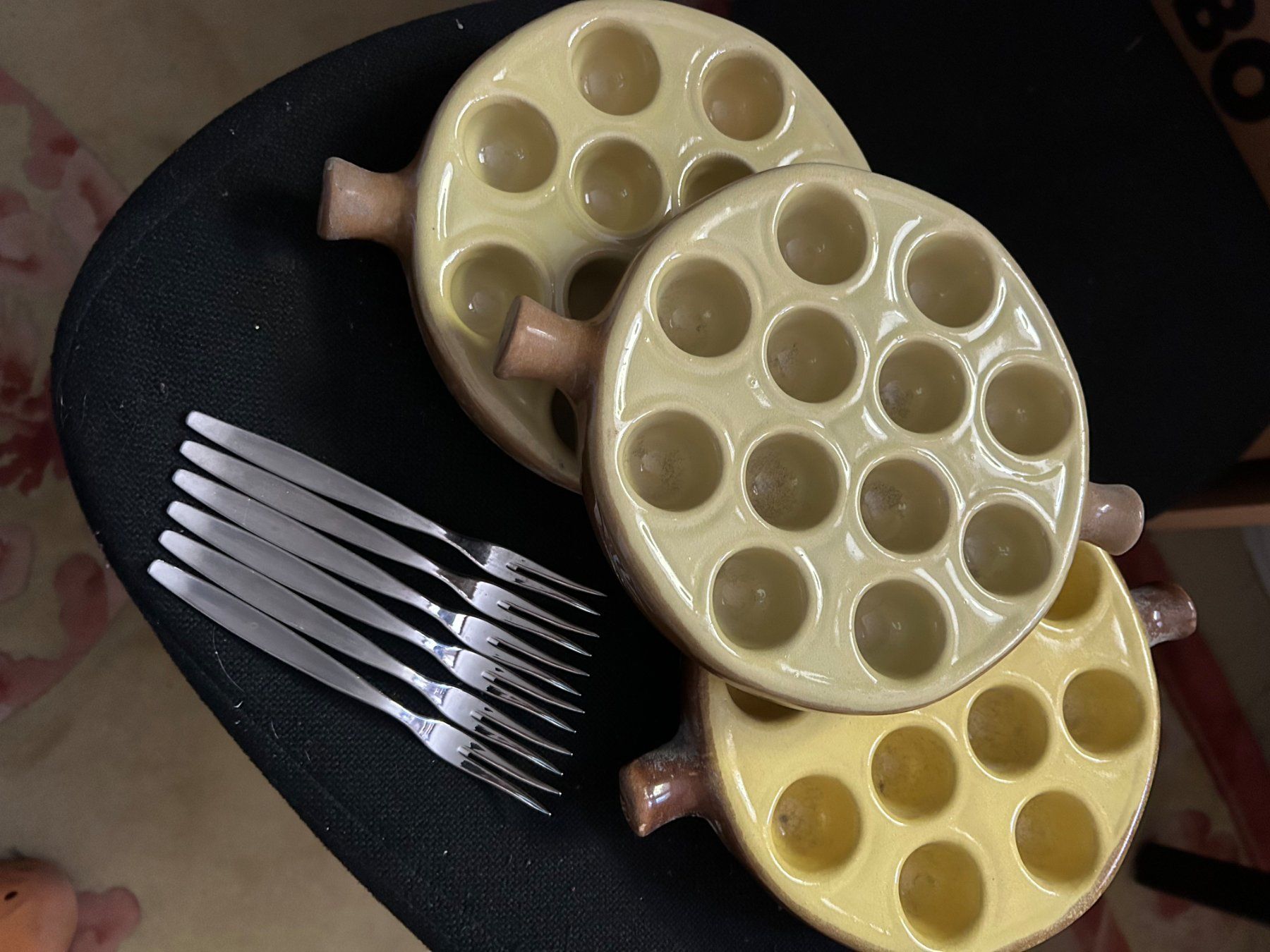 Set di piatti: 3 plats à escargots + 6 fourchettes – Usato da Delémont venduto da pupaaldi