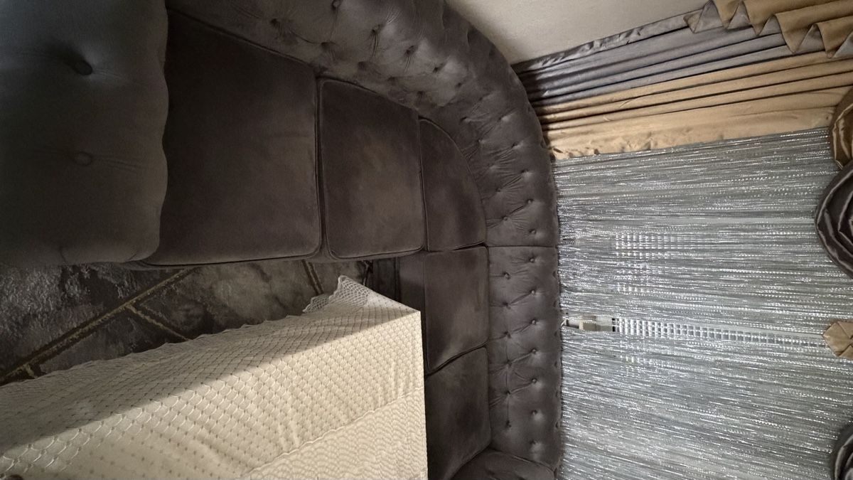 Divani: Elegante Eckcouch / Sofa mit Samtbezug, Grau - Top Zustand! – Usato da Wil SG venduto da Juls_Katie