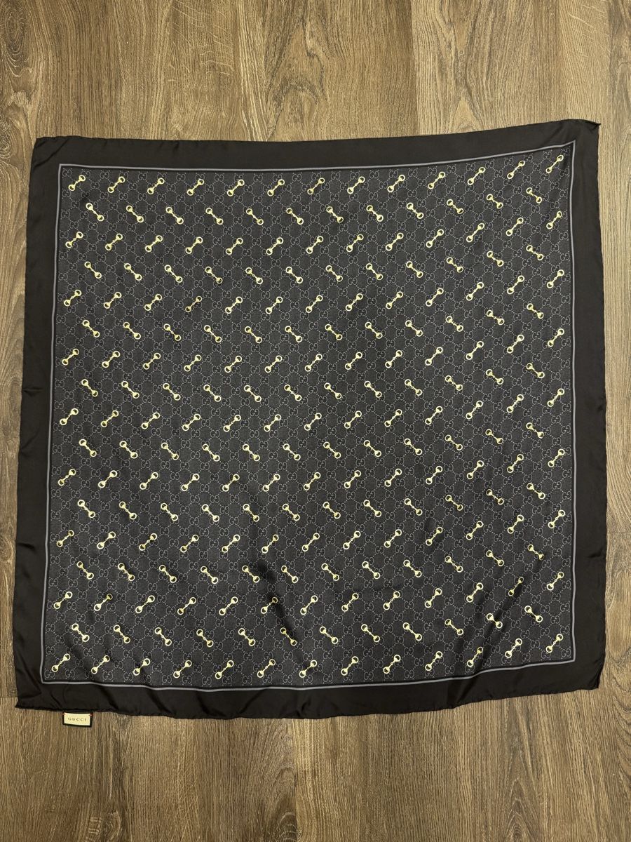 Gucci Foulard & Sciarpe: GUCCI Scarf Logo Pattern Silk,black, new – Nuovo (secondo la descrizione) da Thonex venduto da Lux_brands01