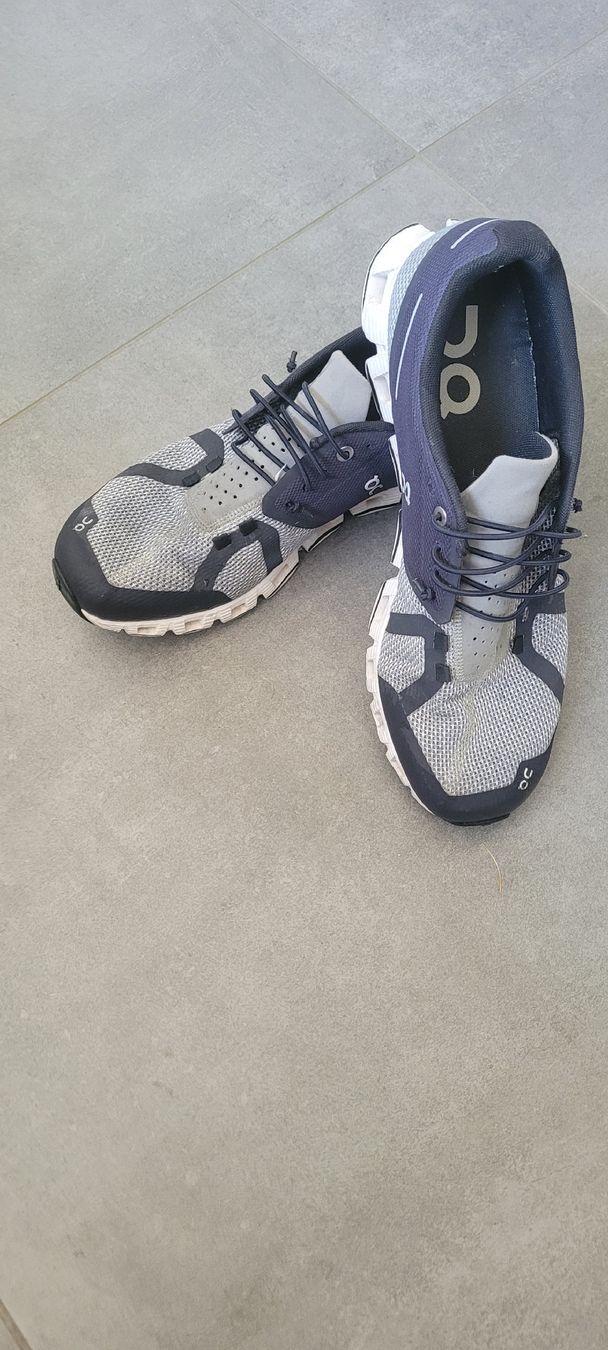 On Scarpe da uomo: Chaussures de course On Cloud gris bleu taille 43 – Usato da Givrins venduto da Flyingyellow 1