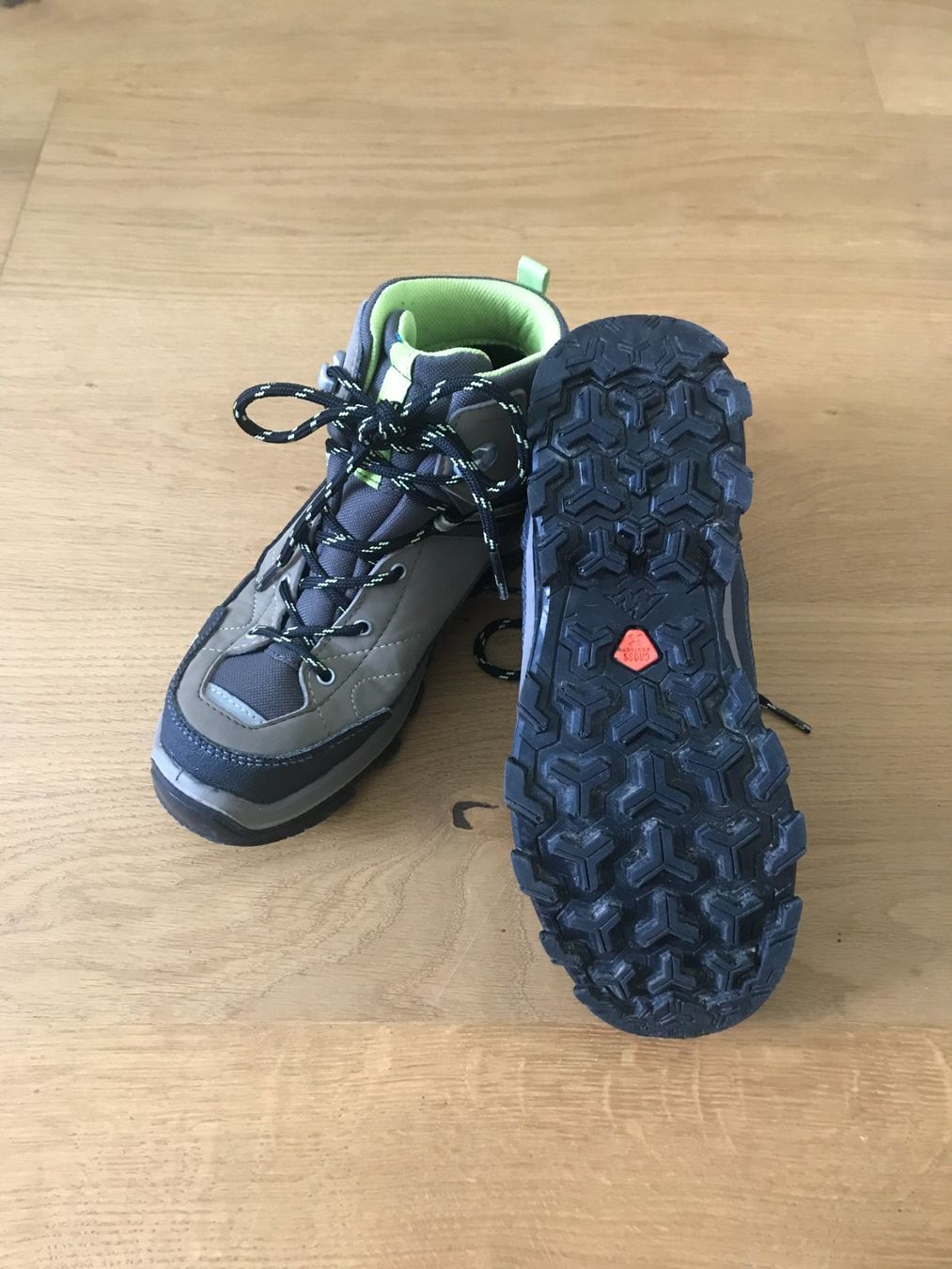 Decathlon Scarpe per ragazzi: Neuwertige Wanderschuhe von Quechua, Grösse 35 – Nuovo (secondo la descrizione) da Münchenbuchsee venduto da Bridget7 2