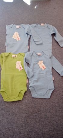 4 neue Langarmbodies, Grösse 62/68