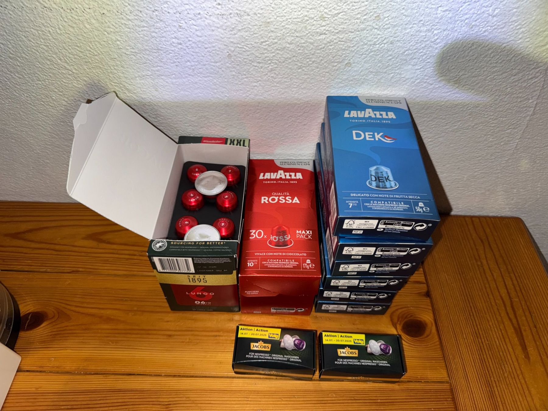 Nespresso Machines à café & Machines à expresso: Nespresso Kaffeemaschine + 108 Kapseln – D'occasion à Splügen par lda_pb8p 3
