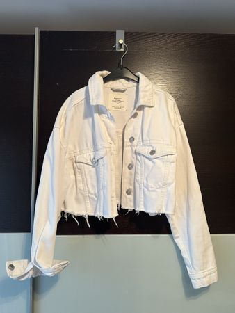 Weisse kurze Jeansjacke Stradivarius, Grösse M
