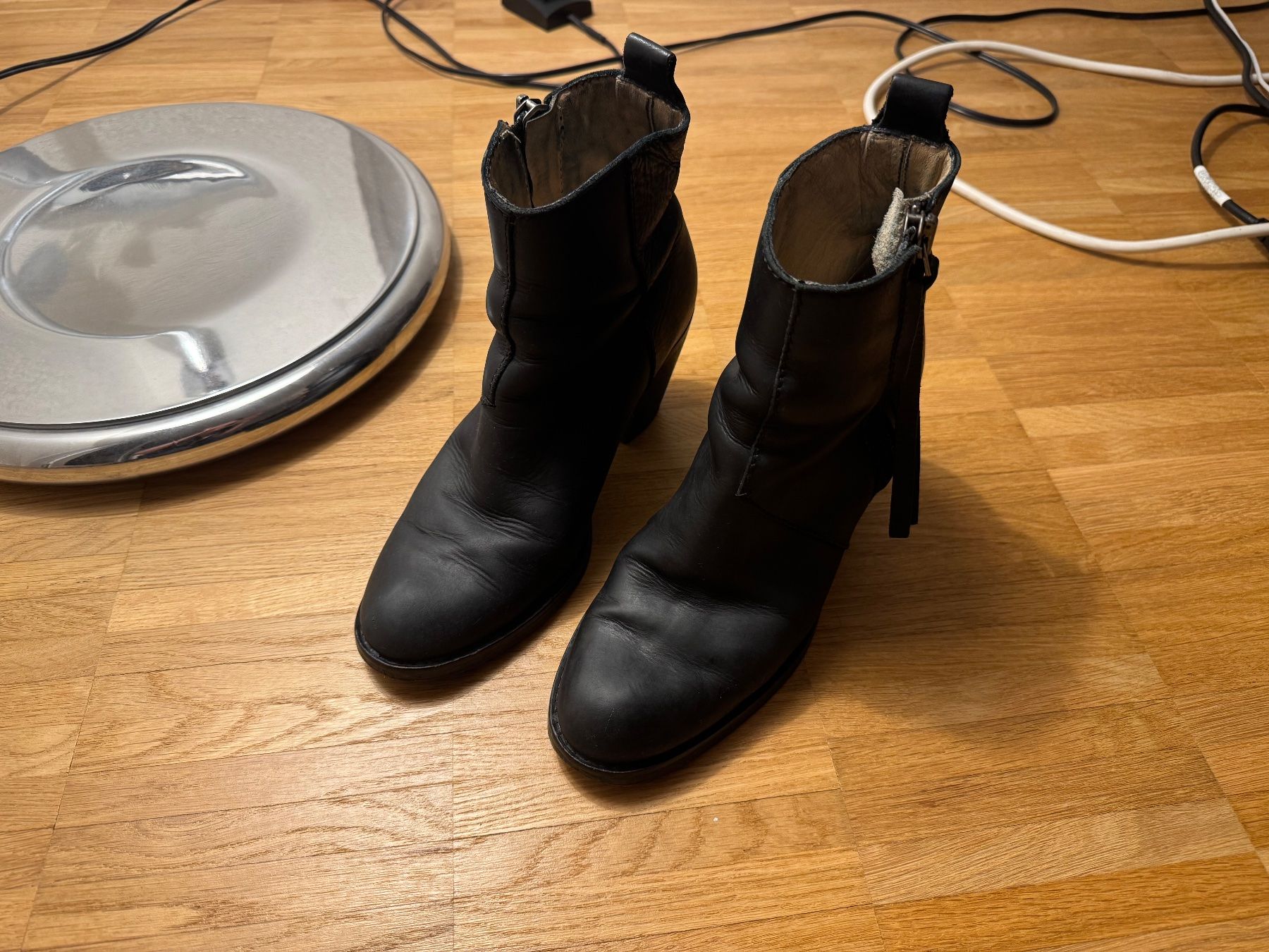 Acne Studios Scarpe da donna: Acne Studios Pistol Leather Ankle Boots – Usato da Fribourg venduto da mariedw 1