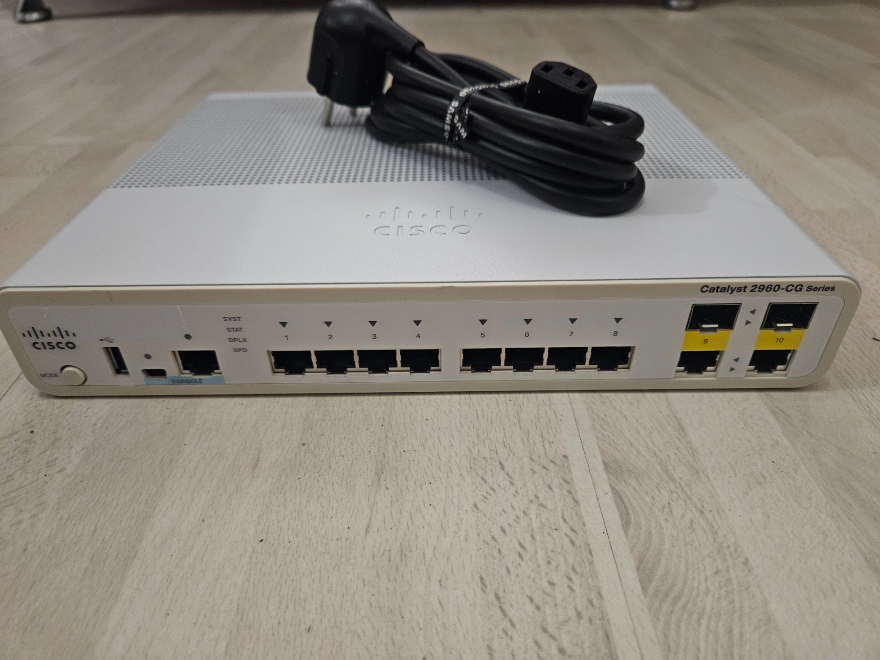 Cisco Hubs & Switches: Cisco Catalyst WS-C2960CG-8TC-L - 8 x 1000Mbit/s Switch – Gebraucht aus Magden von Ceisi123