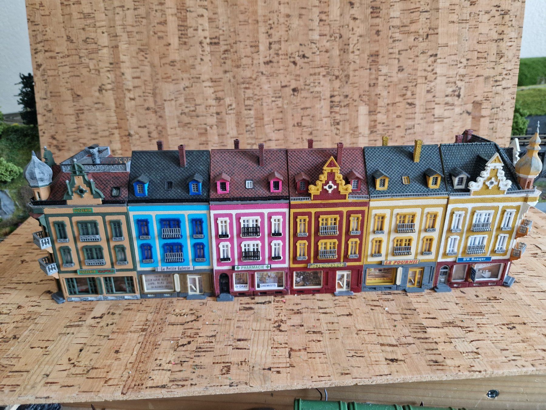 Faller Modelleisenbahnen: Lot de 6 maisons Faller N – Gebraucht aus Tavannes von Jacksonhmc