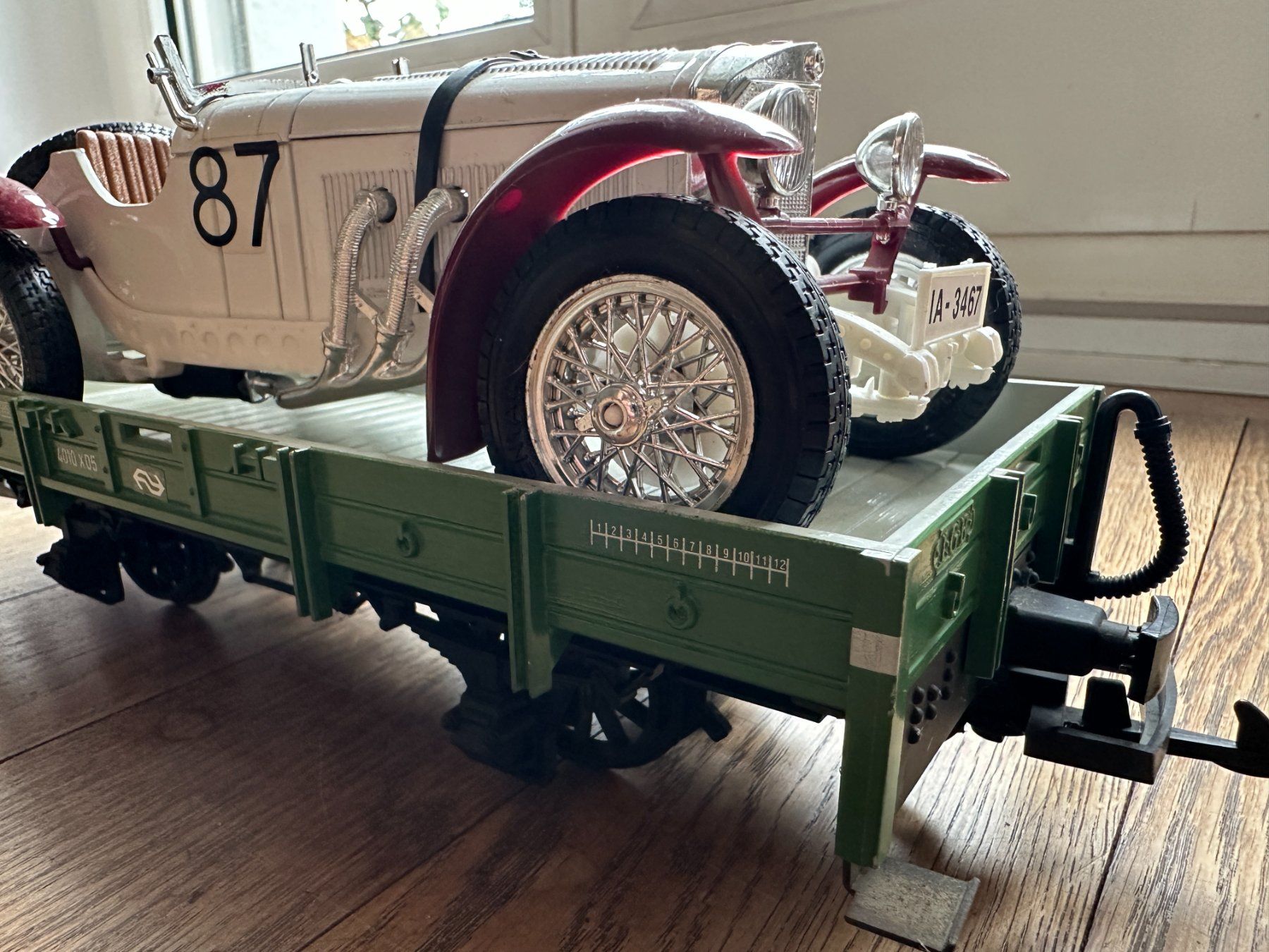 LGB Modellini di ferrovie: LGB Niederbordwagen mit Oldtimer-Auto – Usato da Luzern venduto da Johannas-flohmarkt 2