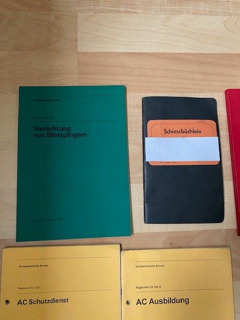 Bücher: LOT REGLEMENTE UND SCHIESSBÜCHLEIN  CH ARMEE – Gebraucht aus Chur von silbermon 1