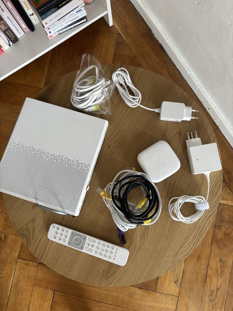 Swisscom Modems & Routeurs: Kit routeur wifi + TV box Swisscom  – D'occasion à La Chaux-de-Fonds par DANIELA19961996