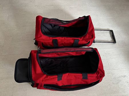 Zwei Reisetaschen/Seesäcke mit Rollen und Griff