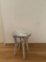Süsser Holzhocker zu verschenken