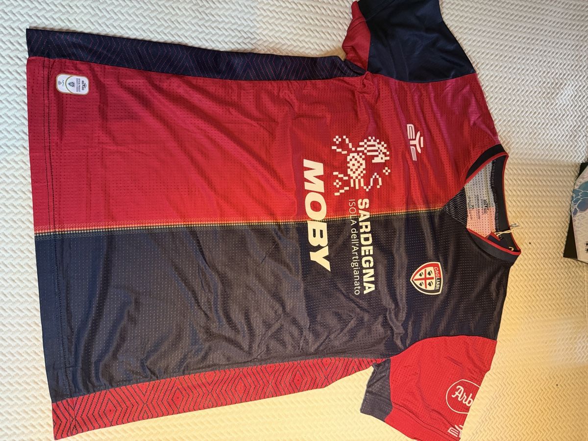 Canottiere & Pantaloni: Originales Cagliari Trikot Yerry Mina – Nuovo e nell'imballaggio originale da Aarberg venduto da marcoo237