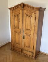 schöner Schrank Massivholz MÖBELFABRIK KREUZLINGEN