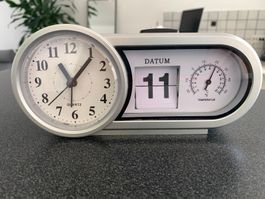 Tischuhr mit Kalender