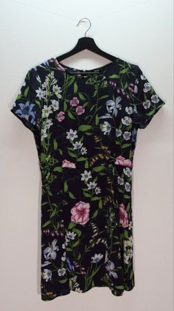 ONLY Kleid mit Blumenmuster, Gr. M, Top Zustand!
