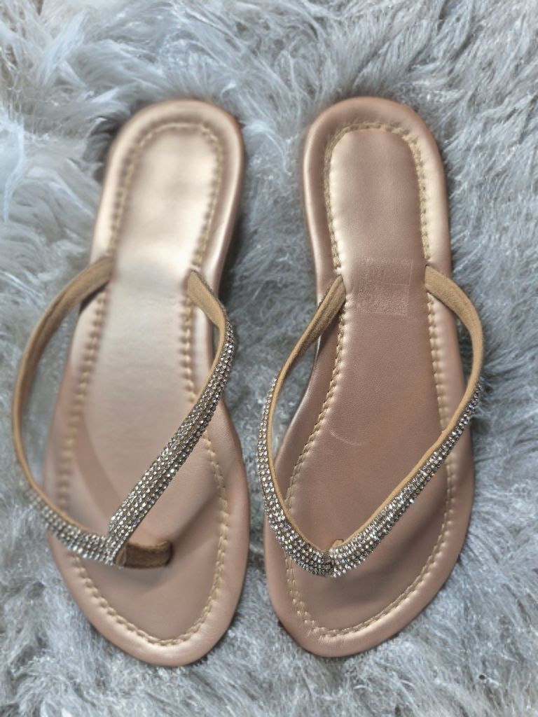 Scarpe da donna: 2 Paia Sandali infradito donna  neri e oro decorati – Usato da Giubiasco venduto da Stefaniav 2