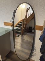 Ovaler Wandspiegel mit schwarzem Rahmen