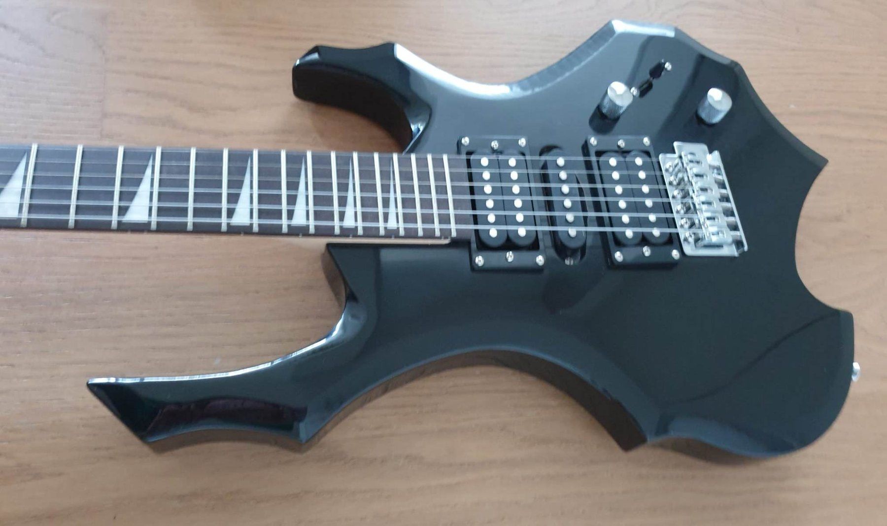 Strumenti musicali: Elektronische Gitarre von IRIN – Usato da Chur venduto da P0WER 4