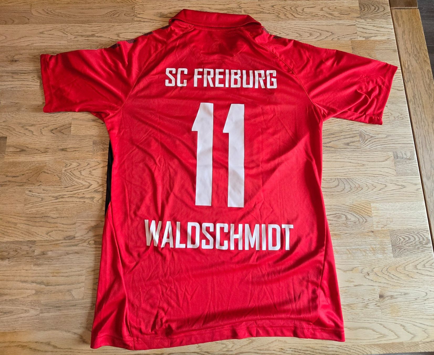 Hummel Canottiere & Pantaloni: SC Freiburg | Waldschmidt | 2019/20 | mit Patch – Usato da Zollbrück venduto da MiKron
