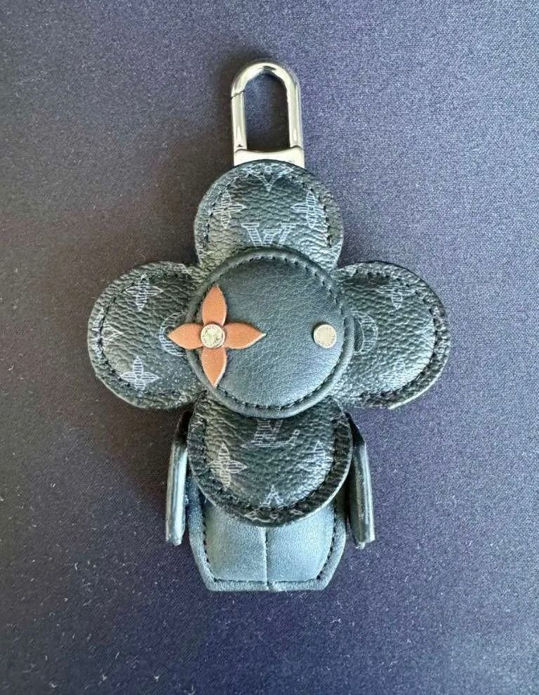 Louis Vuitton Portachiavi: Louis Vuitton Vivienne DouDoune Key Ring Holder Monogram – Nuovo (secondo la descrizione) da Triesen venduto da atos87 1