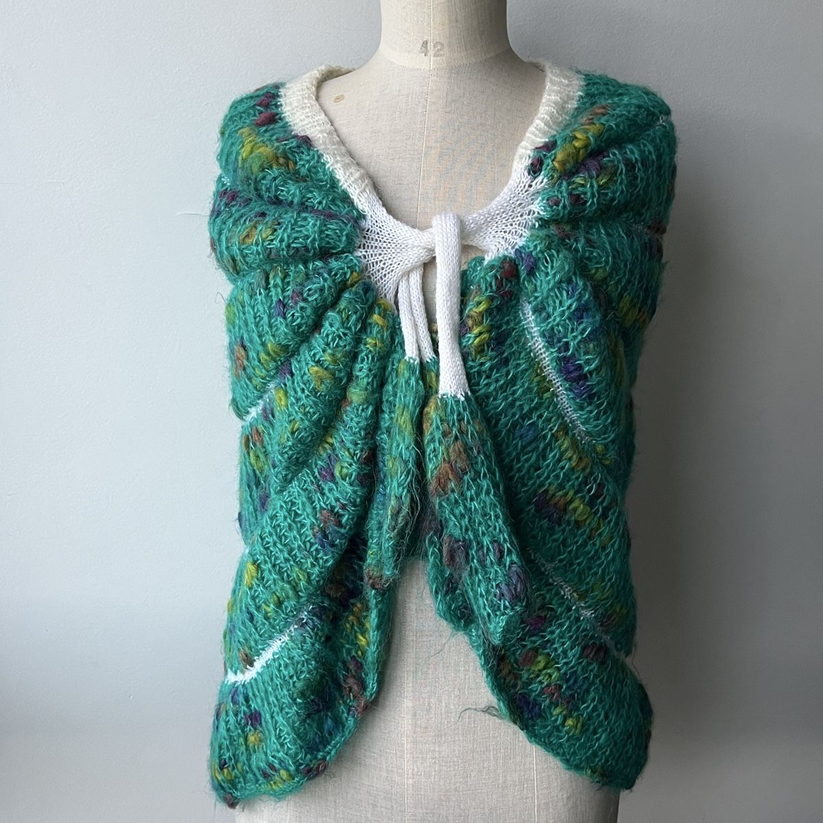 Altro in Moda donna: Unique Knitted Poncho, Green, Striped, One Size - Handmade – Usato da Genève venduto da Kookiek