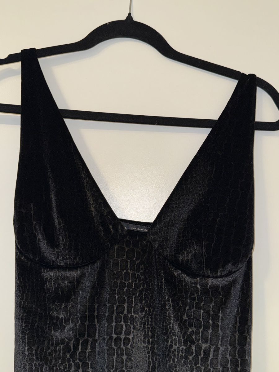 Kleider: SCHWARZES SAMTKLEID MIT SCHLANGENMUSTER – Gebraucht aus Schlieren von kle_dis 1