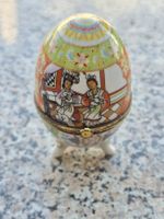 Doseier Ei Porzellan mit Figuren und Goldrand gut Zustand