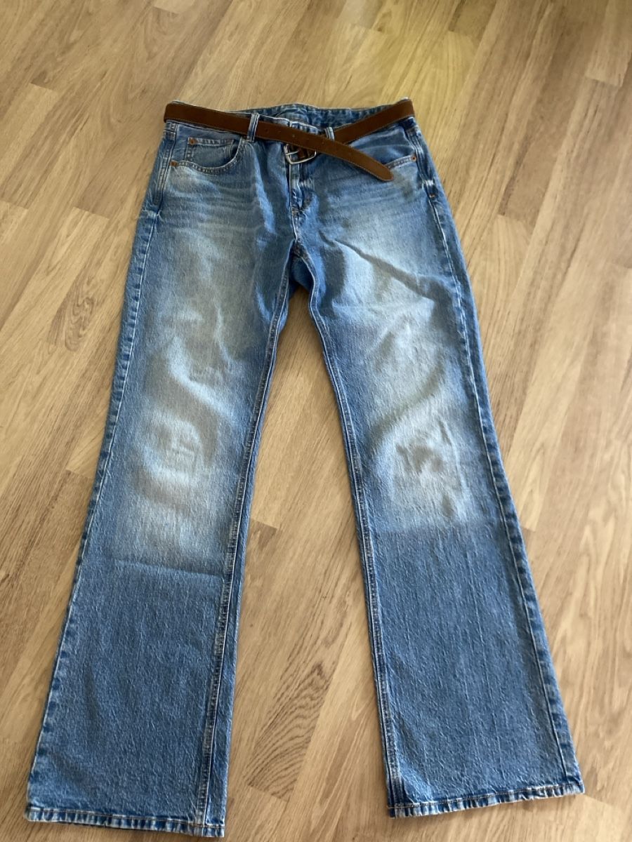 Stradivarius Jeans: Jeans Stradivarius Grösse 42 mit Gurt hellblau – Usato da Spreitenbach venduto da hel_7gxh