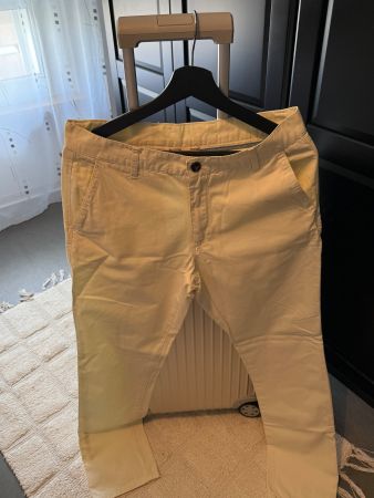 eine Tasche mit Herrenbeklaidung