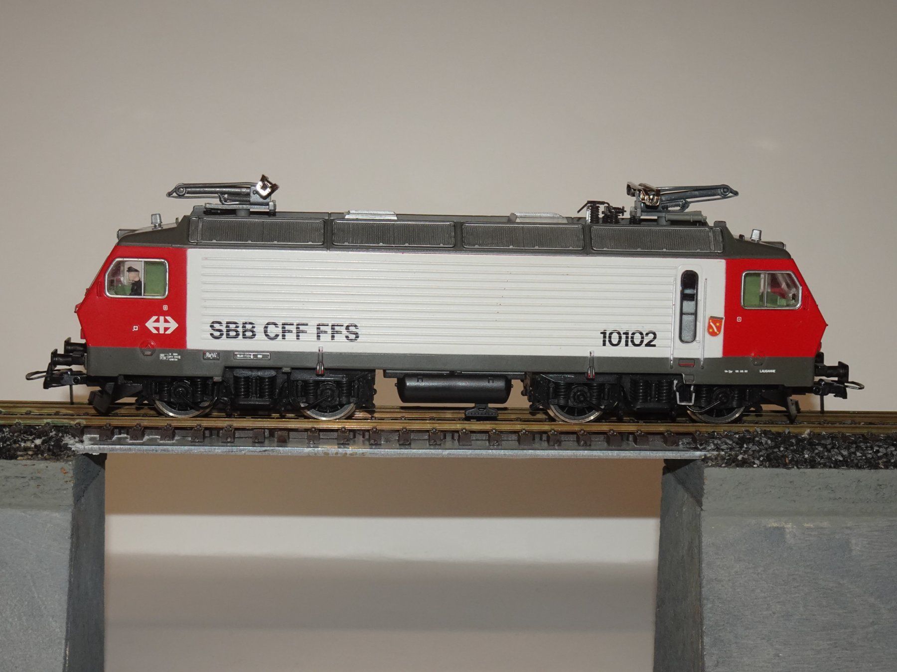 Roco Modelleisenbahnen: ROCO SBB Re 4/4 IV   H0 DC – Gebraucht aus Hinwil von Berling0 2