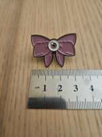Lila Horrorschleife mit Auge - Pin Badge Anstecker