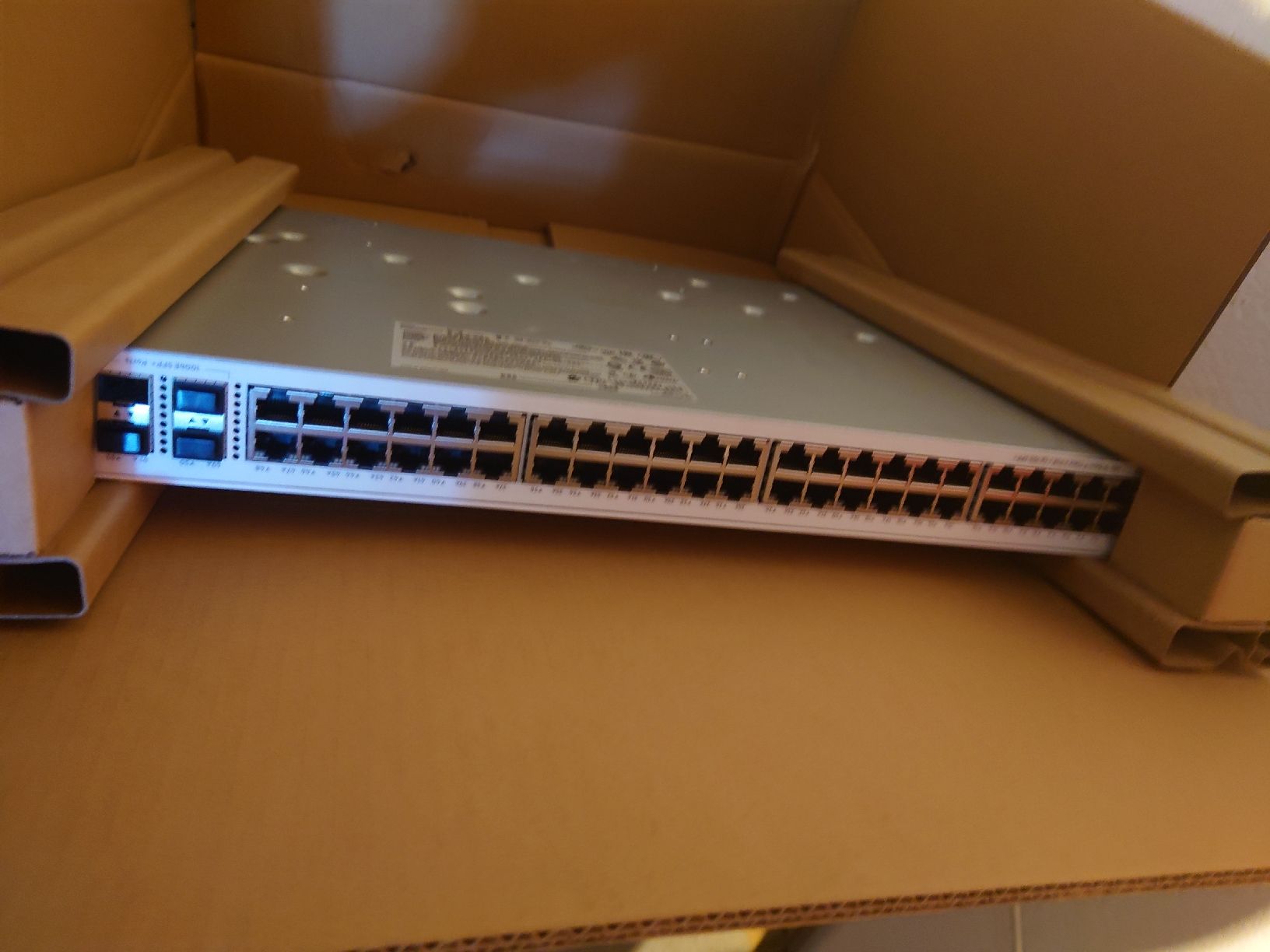 Hewlett Packard Hub & Switch: Netzwerk Switch JL686B - 52Port mit PoE – Usato da Dübendorf venduto da DCest 1