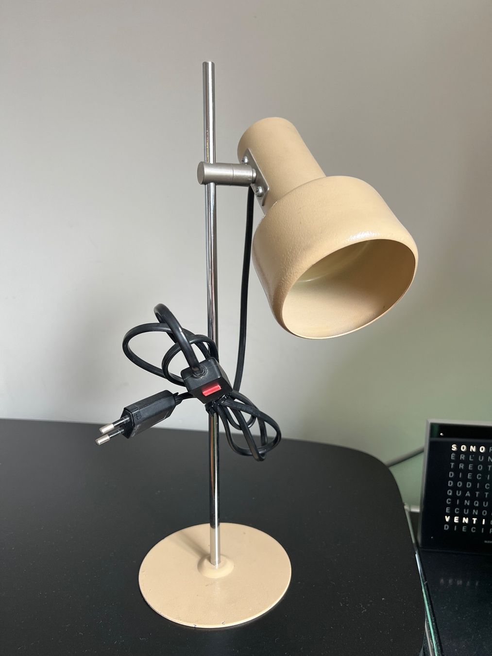 Lampade: Tischlampe Spot Beige – Usato da Jona venduto da Sariksa 1