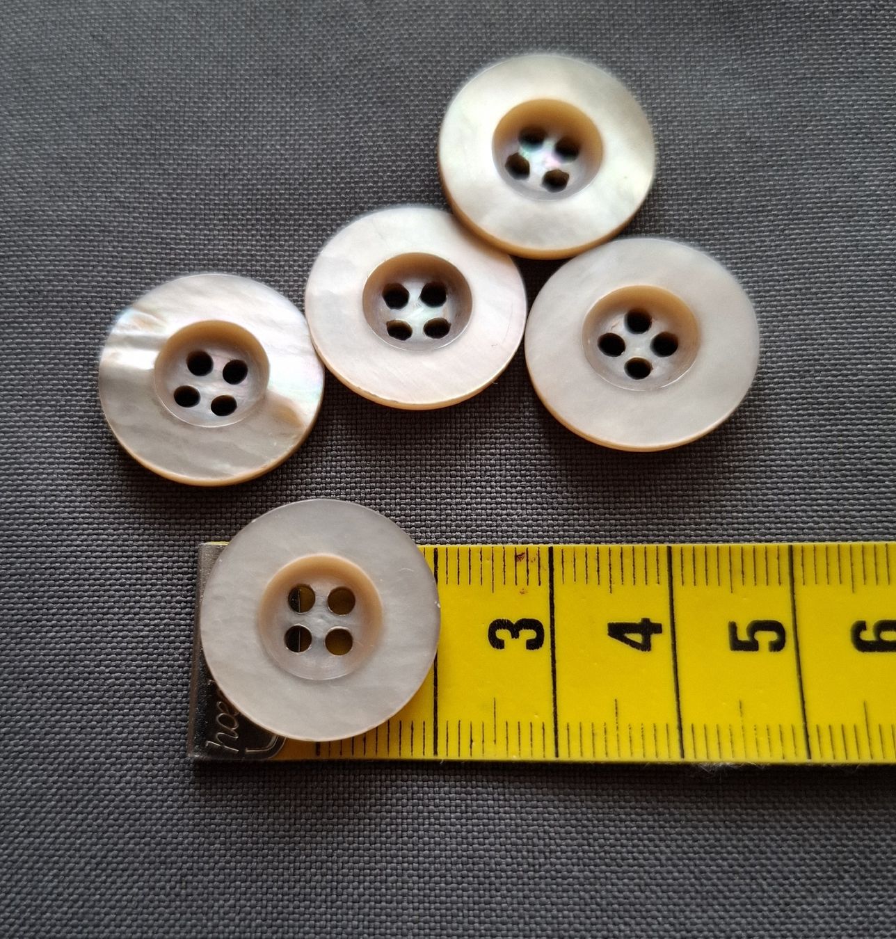 Bottoni: 5er Set edle Perlmutt Knöpfe, Durchmesser 20 mm. – Usato da Dietikon venduto da Hirschkopf 3